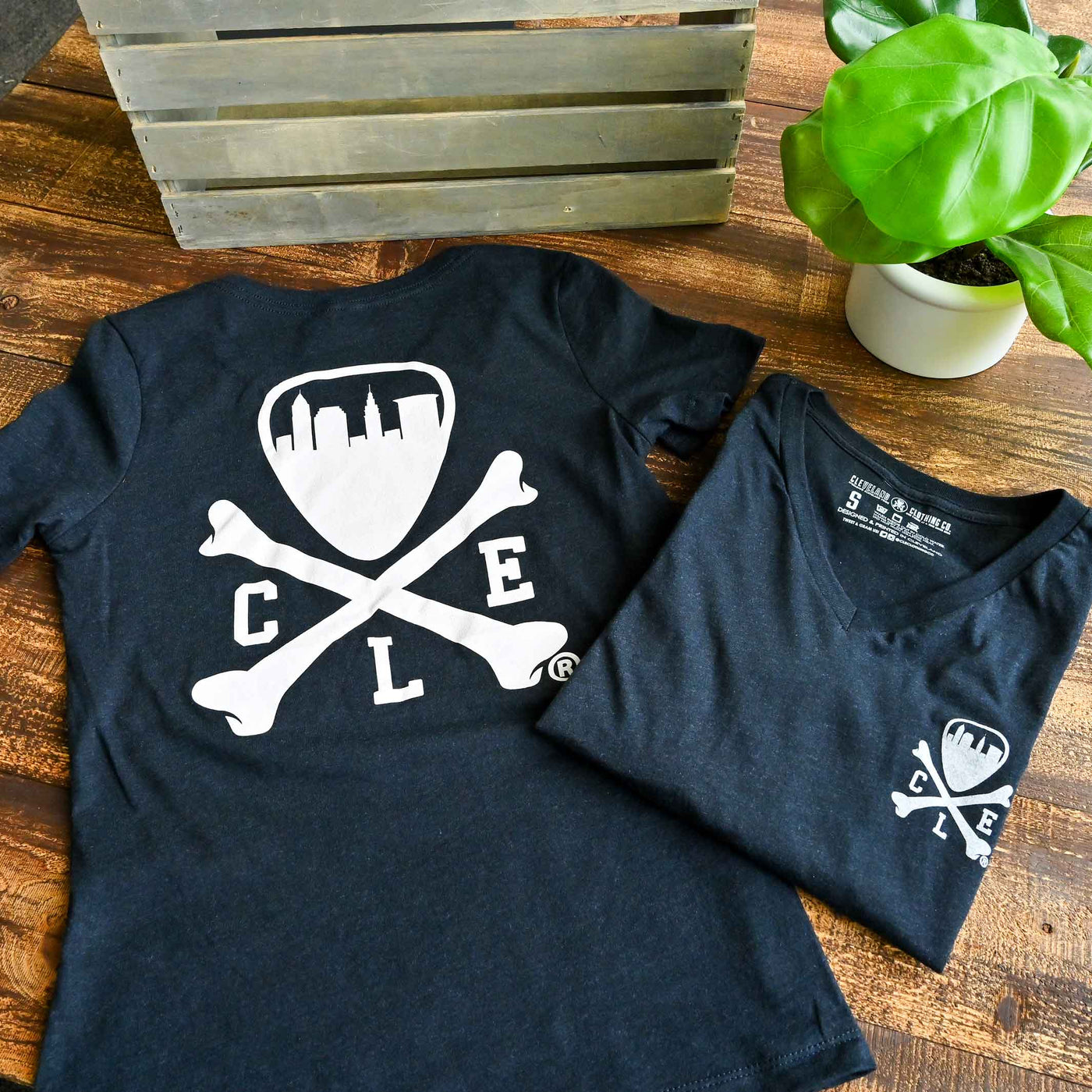 CLE Logo - Womens Relaxed Fit VNeck T-Shirt - Black Heather