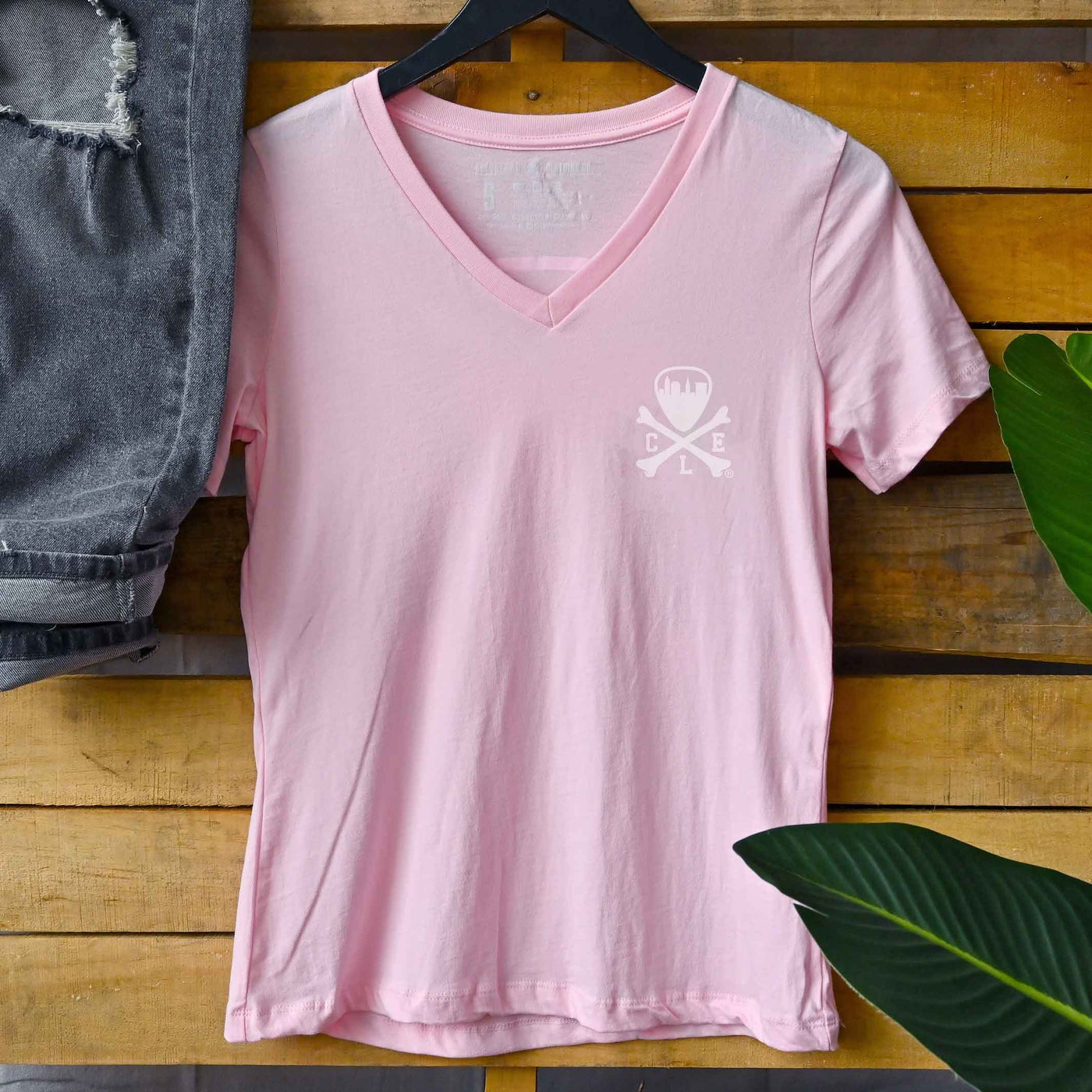 CLE LOGO - WOMENS RELAXED FIT VNECK T-SHIRT - PINK