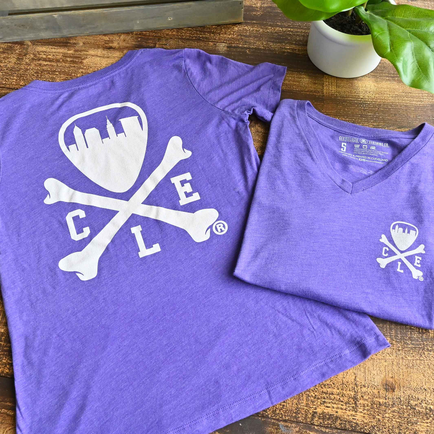 CLE LOGO - WOMENS RELAXED FIT VNECK T-SHIRT - Heather Purple